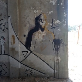 גרפיטי של פייסלס על ידי אנה קוגן במפעל נטוש בצומת בית דגן