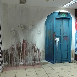 ציור גרפיטי של טרדיס ואנשים ללא פנים בתערוכת טרדיס רחוב בתחנה המרכזית החדשה